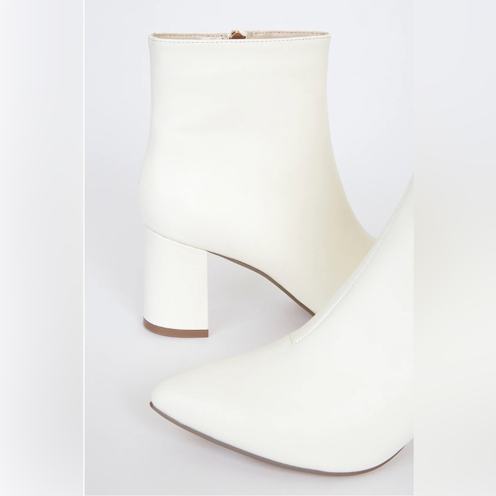 NWOT Lulus sarai off-white pointed-toe heeled ankle boots - Picture 2 of 11